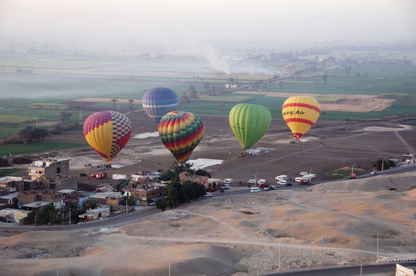 1024px-Luxor_hot_air_balloon_E