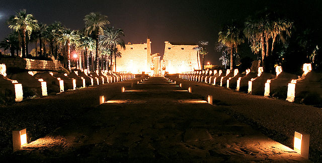640px-Luxor,_Luxor_Temple,_sphinx_alley_at_night,_Egypt,_Oct_2004